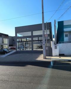LOCAÇÃO - SALA COMERCIAL TÉRREA - BAIRRO OFICINAS - VILA ESTRELA 