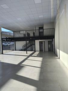LOCAÇÃO - SALA COMERCIAL TÉRREA - BAIRRO OFICINAS - VILA ESTRELA 